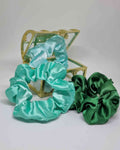 Scrunchie Satin Box BeachColeteros Box Beach ¡Descubre la belleza de nuestro Scrunchie Satin Box Beach! Estos coleteros están hechos a mano con suave satín, ideal para proteger y cuidar tu cabello con estilo. Disponibles en una combinación tonal de tres c