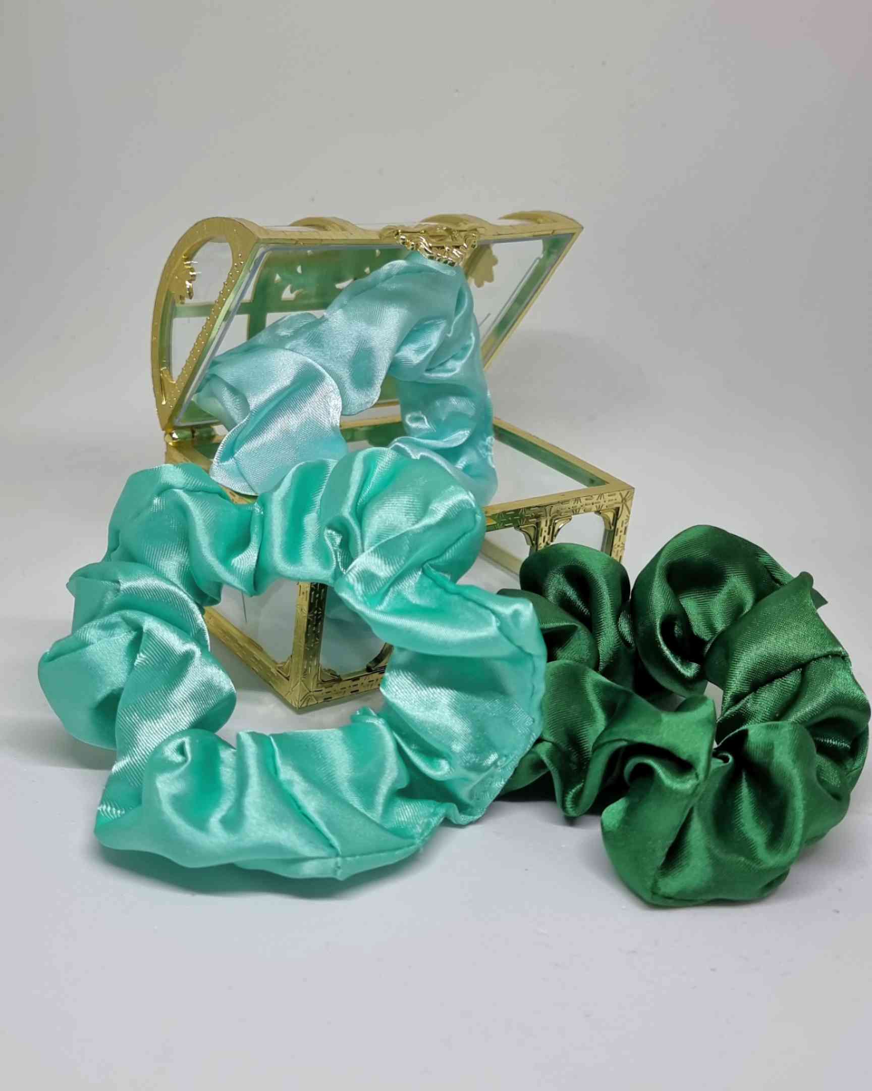 Scrunchie Satin Box BeachColeteros Box Beach ¡Descubre la belleza de nuestro Scrunchie Satin Box Beach! Estos coleteros están hechos a mano con suave satín, ideal para proteger y cuidar tu cabello con estilo. Disponibles en una combinación tonal de tres c