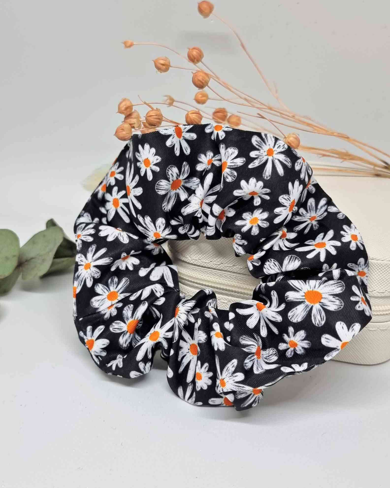 Scrunchie Margaritas | Haargummie BlumenmusterColetero tela margaritas ¡Dale a tu look un toque de estilo con este hermoso coletero con estampado de margaritas! El scrunchie con estilo único, hecho a mano con amor, cuida tu cabello respetando su salud. ¿Q