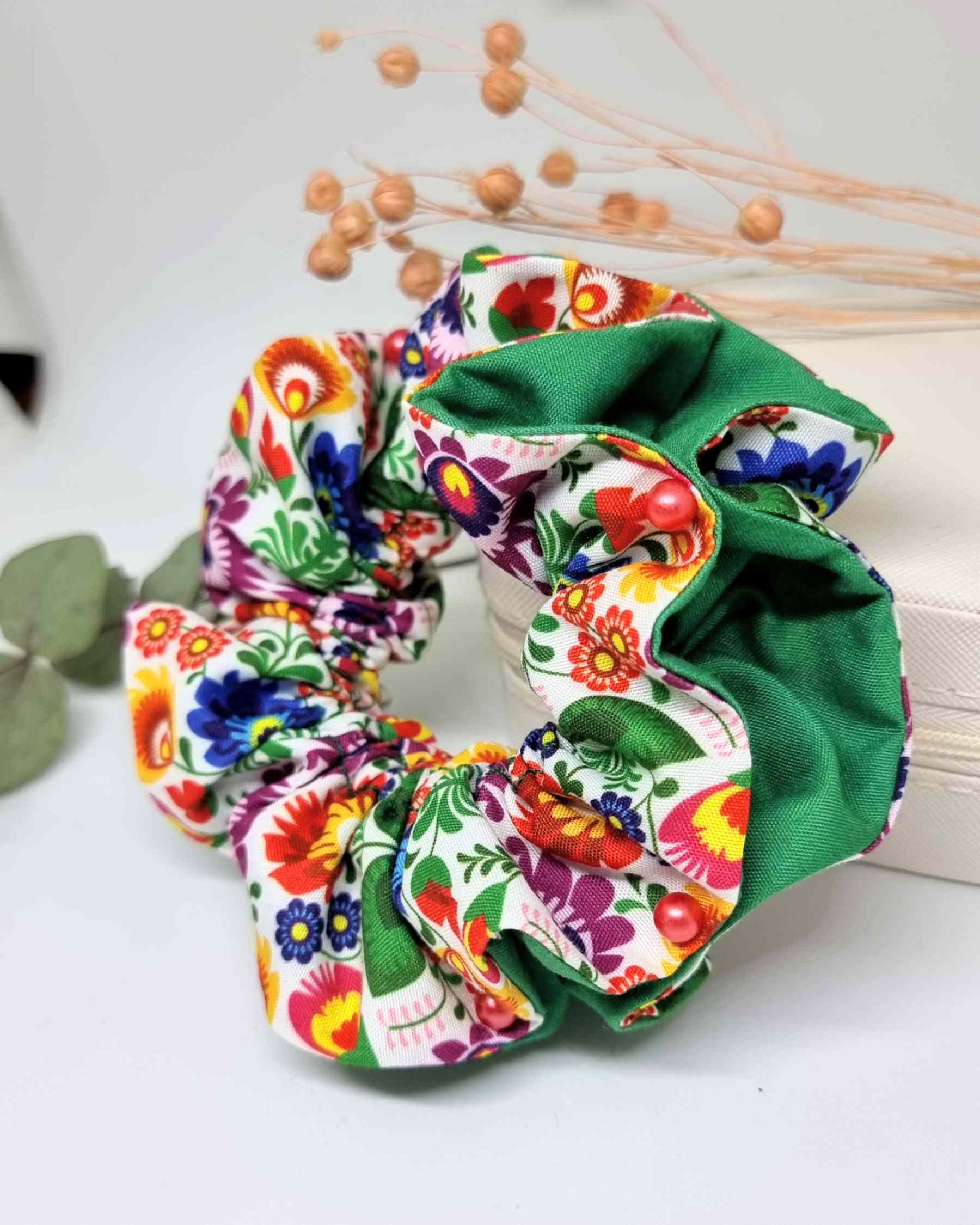 Scrunchie Especial Glam Mexico | HandmadeColetero edición especial Mexico Este coletero hecho a mano es una perfecta solución para el cabello. Realizado con un doble tejido premium, cuenta con perlas decorativas para un toque glamoroso. Con su estampado i