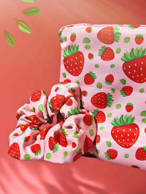 Set bolsa cosmetica & Scrunchie | HandmadeEste set de bolsa cosmética y scrunchie es ideal para viajar: el neceser impermeable seguro que llevará todos tus productos de belleza a cualquier destino. Además, la bolsa, puede ser usada para guardar el bañador