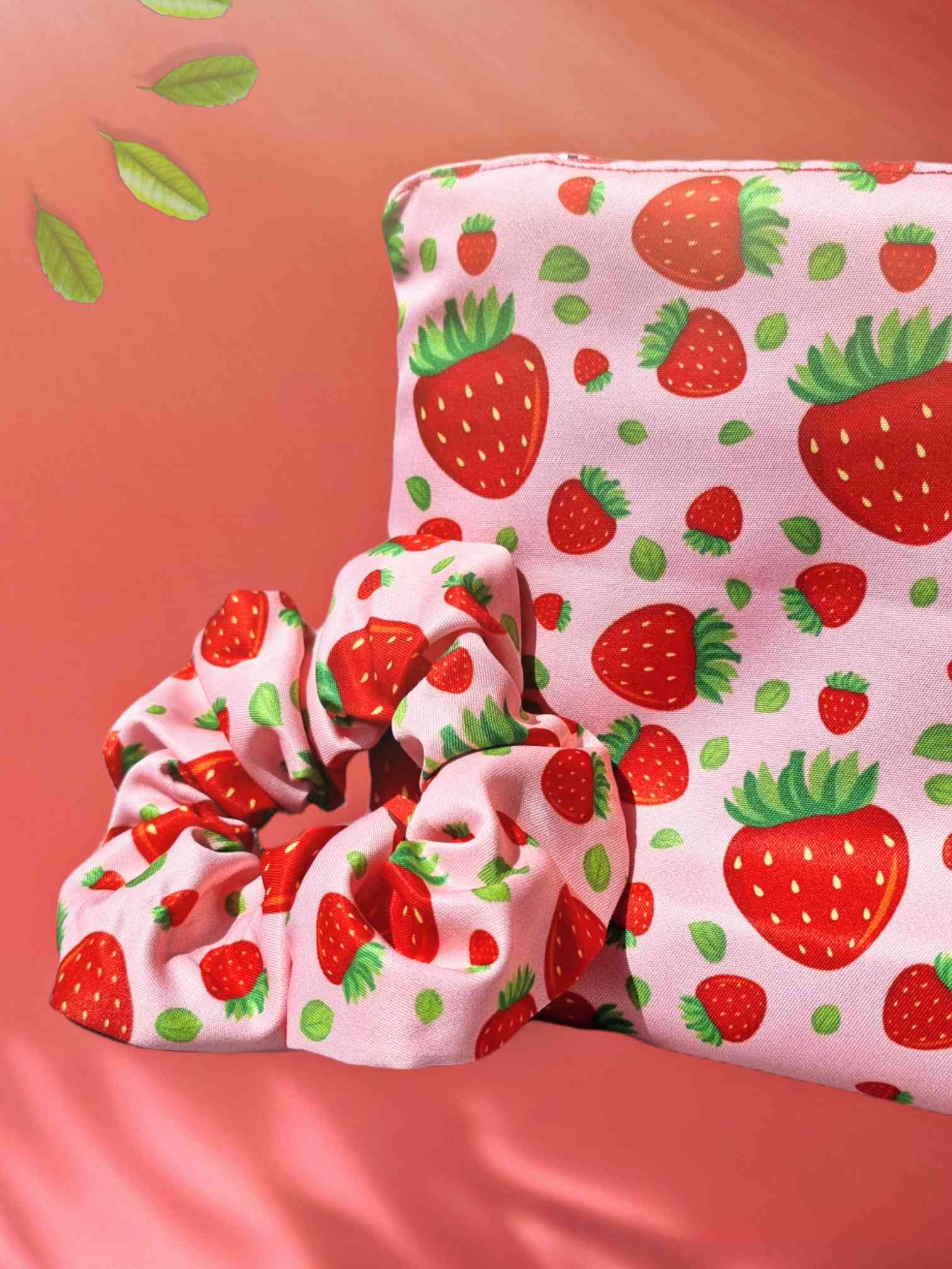 Set bolsa cosmetica & Scrunchie | HandmadeEste set de bolsa cosmética y scrunchie es ideal para viajar: el neceser impermeable seguro que llevará todos tus productos de belleza a cualquier destino. Además, la bolsa, puede ser usada para guardar el bañador