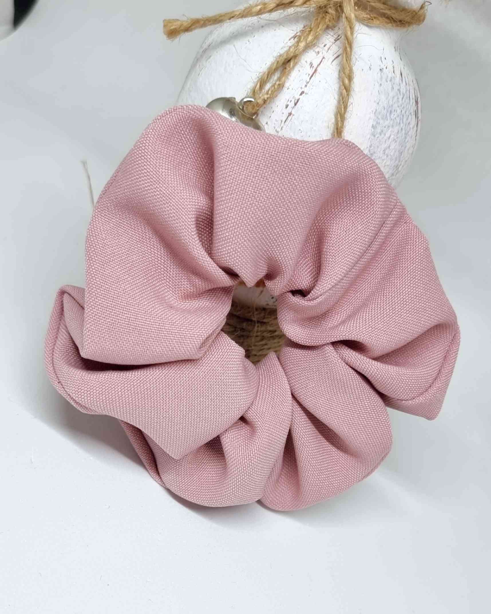 Scrunchie Basico RosaColetero Tela Rosa El Scrunchie básico rosa es un coletero de 12 cm hecho a mano con tono muy elegante. Sus materiales de primera calidad lo convierten en un gran aliado para cuidar tu cabello y mantenerlo sano. Su look sublime no pas