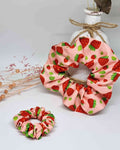 Scrunchie Set Mama & Me FresasDisfruta de los look familiares con el set de coleteros Mama & Me Fresas. Hechos a mano para asegurar la resistencia y comodidad, diseño estampado con fresas para llevar el color de la temporada a tu outfit. La perfecta elecc