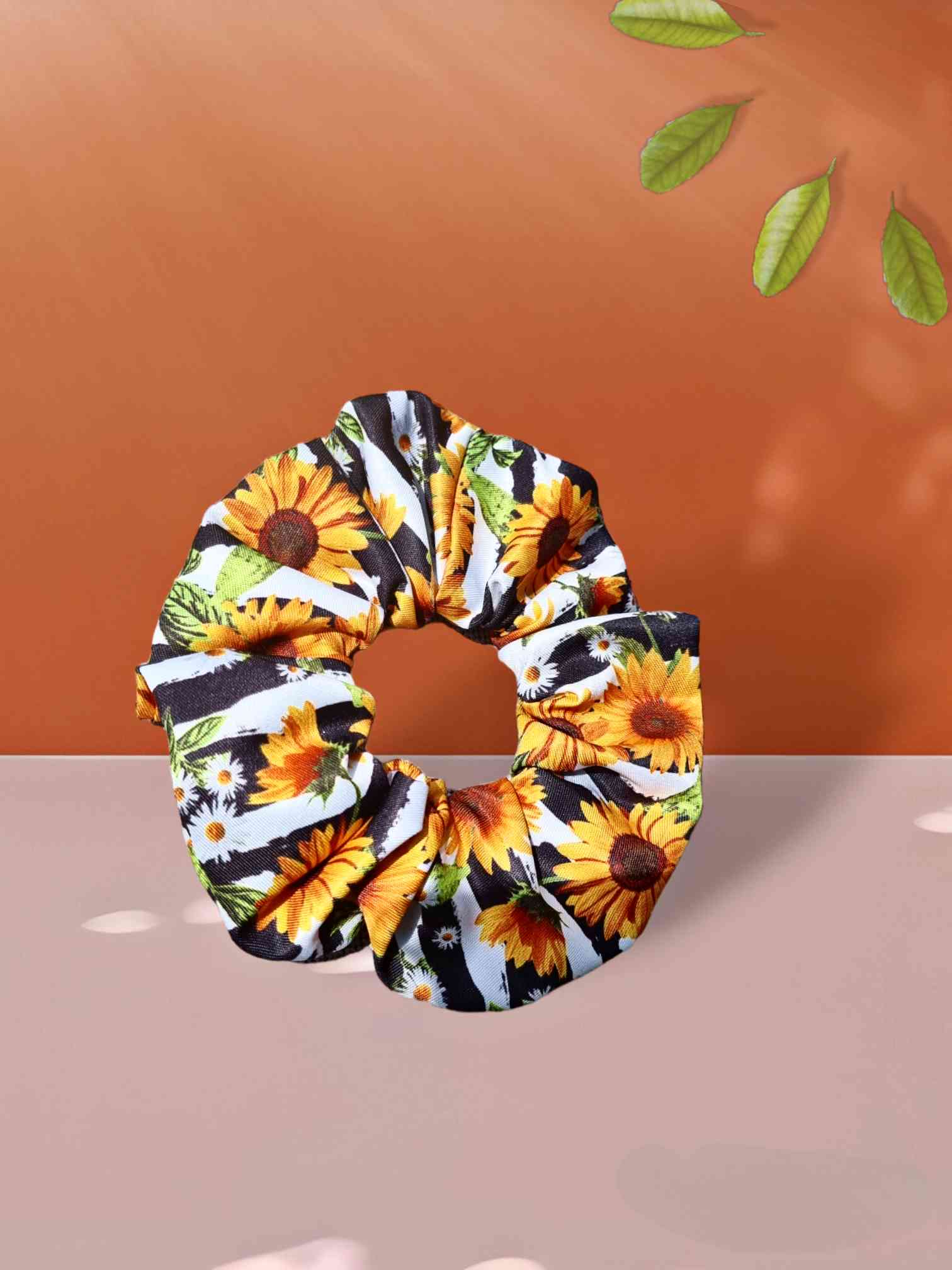 Neceser & Coletero Set Sonnenblumen | HandmadeBolsa cosmética y scrunchie Sonnenblumen ¡Revive el calor del verano con este set neceser & coletero Sonnenblumen! Pensado para completar el atuendo de tu temporada de playa y verano, este maravilloso diseño a