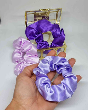 Scrunchie Box ViolettBox 3 Coletero Satinado Violett ¡Recarga tu peinado con este box de 3 scrunchies violetas! Hechos a mano para mimar tu cabello, ¡son los accesorios perfectos para lucir espectacular! ¡Tres tonos morados, cuidarán de ti en cada ocasión