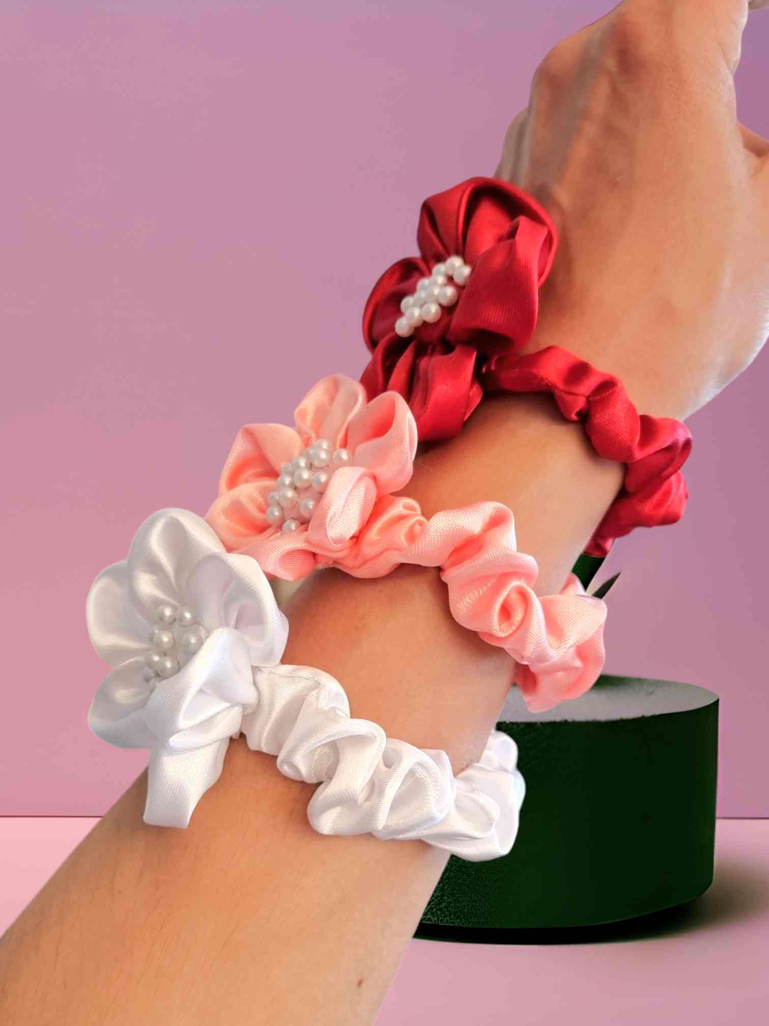 Scrunchie Satinado Pearl Glam | Haargummi Silk Pearl GlamHaargummi Satin Pearl ¡El Scrunchie Satinado Pearl Glam es el complemento perfecto para un look glamuroso! Un coletero elástico con forma flor con perlas decorativas. ¡Elegante, sofisticado y versát