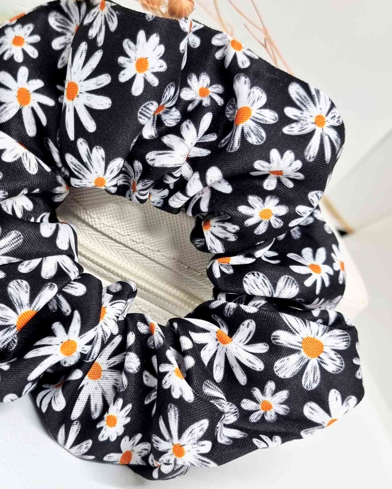 Scrunchie Margaritas | Haargummie BlumenmusterColetero tela margaritas ¡Dale a tu look un toque de estilo con este hermoso coletero con estampado de margaritas! El scrunchie con estilo único, hecho a mano con amor, cuida tu cabello respetando su salud. ¿Q