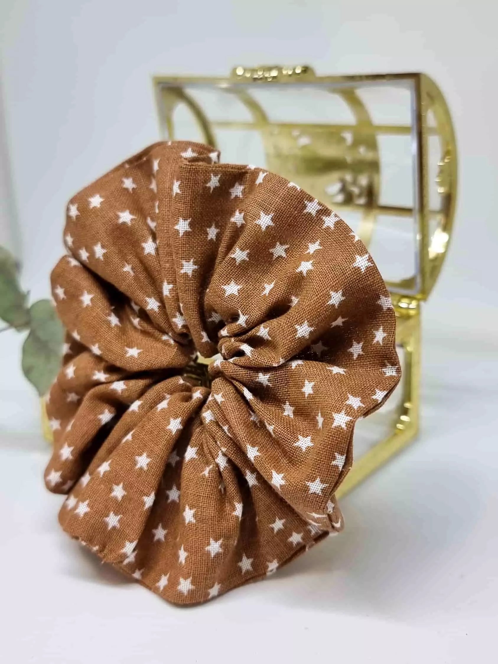 Scrunchie Stars - Selección OtoñoColetero selección otoño ¡Diseñado a mano para el otoño! Nuestros Scrunchie Stars le dan un toque moderno a tu look con tonos otoñales elegantes y estrellas blancas refinadas. ¡Regala a tu cabello un lujo suave y cómodo qu