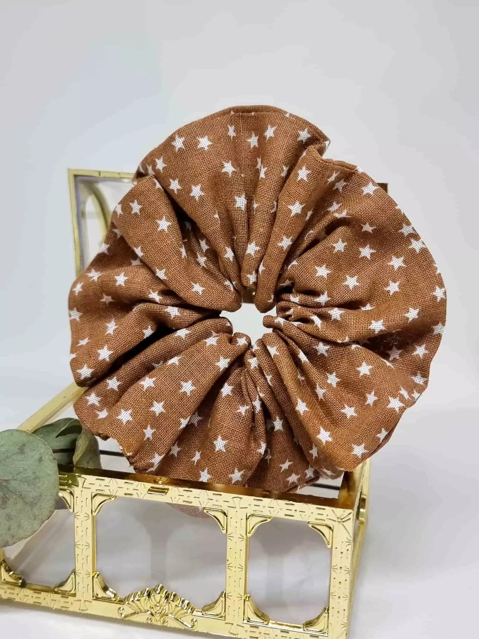 Scrunchie Stars - Selección OtoñoColetero selección otoño ¡Diseñado a mano para el otoño! Nuestros Scrunchie Stars le dan un toque moderno a tu look con tonos otoñales elegantes y estrellas blancas refinadas. ¡Regala a tu cabello un lujo suave y cómodo qu