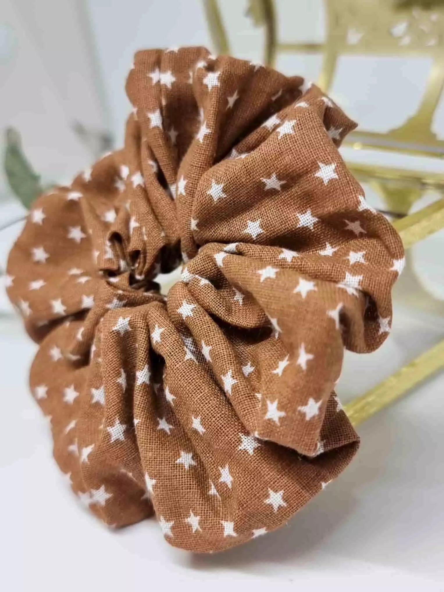 Scrunchie Stars - Selección OtoñoColetero selección otoño ¡Diseñado a mano para el otoño! Nuestros Scrunchie Stars le dan un toque moderno a tu look con tonos otoñales elegantes y estrellas blancas refinadas. ¡Regala a tu cabello un lujo suave y cómodo qu