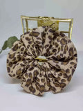 Scrunchie Set Harvest - Selección OtoñoColetero selección otoño ¡Dale a tu cabello una lujosa comodidad sin enredos con los Scrunchie Harvest! Esta selección moderniza tu look con elegantes tonos y estampado animal print de última tendencia. ¡Destaca con