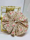 Scrunchie Breeze - Selección OtoñoColetero selección otoño ¡Lujo suave para el otoño! Nuestros Scrunchie Breeze modernizan tu look con elegantes tonos otoñales y rosas refinadas. ¡Regala a tu cabello una comodidad sin enredos y un regalo de mimos! Tamaño