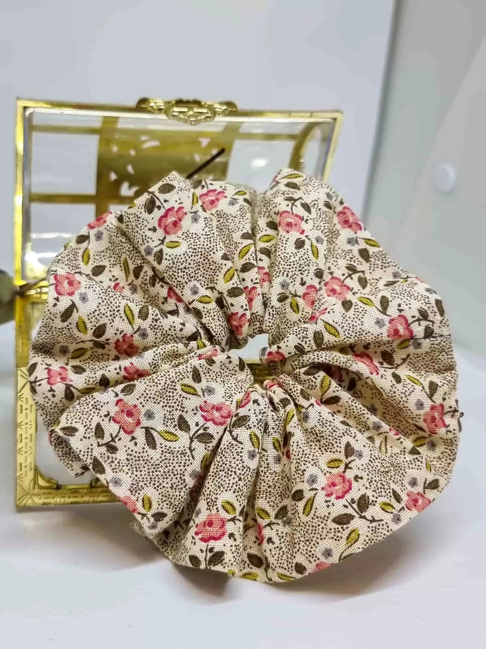 Scrunchie Breeze - Selección OtoñoColetero selección otoño ¡Lujo suave para el otoño! Nuestros Scrunchie Breeze modernizan tu look con elegantes tonos otoñales y rosas refinadas. ¡Regala a tu cabello una comodidad sin enredos y un regalo de mimos! Tamaño