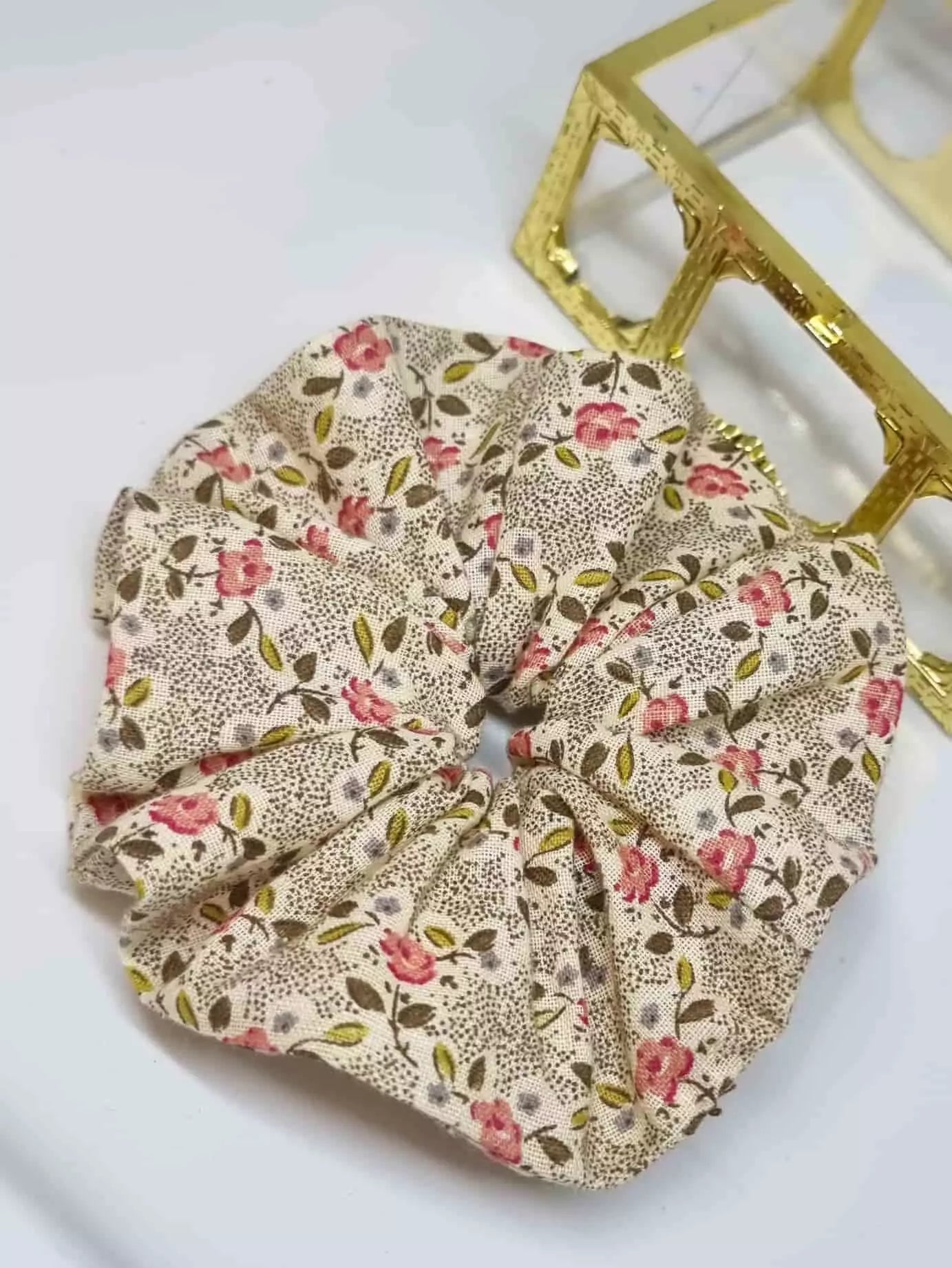 Scrunchie Breeze - Selección OtoñoColetero selección otoño ¡Lujo suave para el otoño! Nuestros Scrunchie Breeze modernizan tu look con elegantes tonos otoñales y rosas refinadas. ¡Regala a tu cabello una comodidad sin enredos y un regalo de mimos! Tamaño