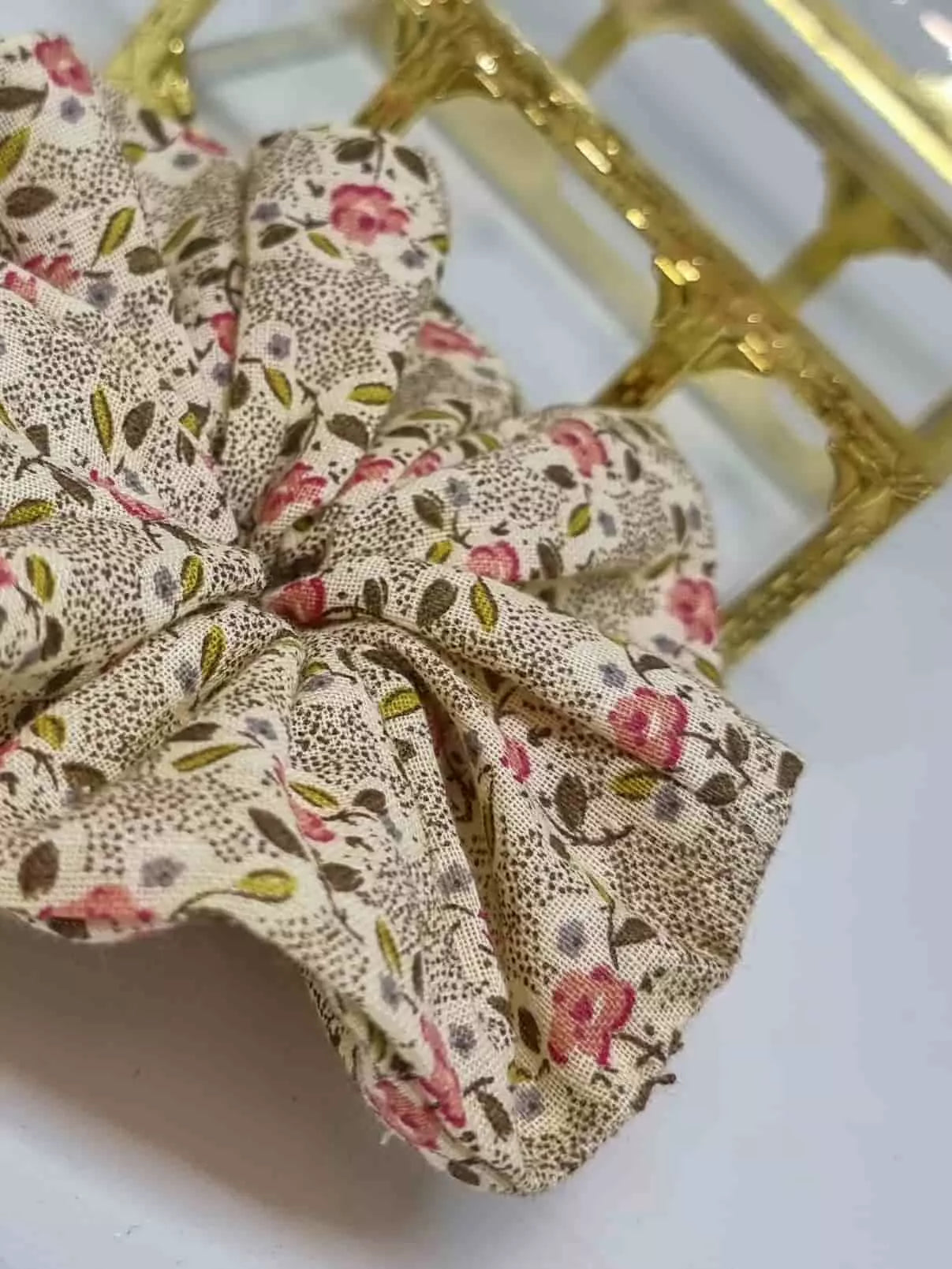 Scrunchie Breeze - Selección OtoñoColetero selección otoño ¡Lujo suave para el otoño! Nuestros Scrunchie Breeze modernizan tu look con elegantes tonos otoñales y rosas refinadas. ¡Regala a tu cabello una comodidad sin enredos y un regalo de mimos! Tamaño