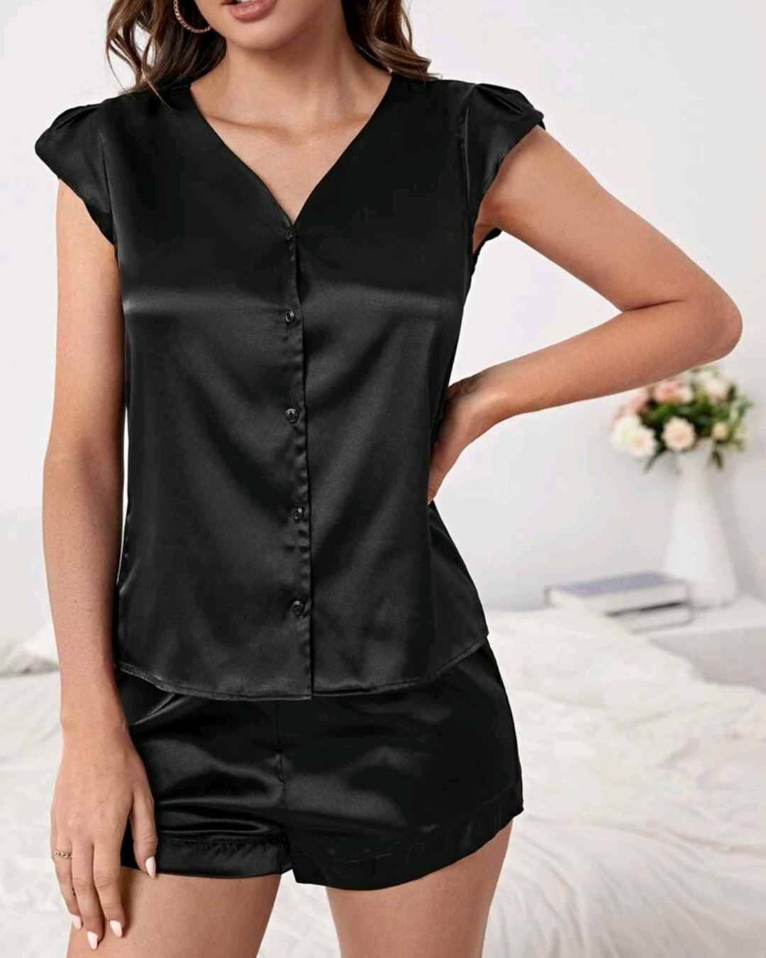Pijama Satén Oasis | Pyjama Satin Damen¡Siéntete sexy, elegante y cómoda con nuestro Pijama Satén Oasis! Consta de una blusa abotonada y un short de cintura elástica, hecho de satén ligeramente elástico para brindarte total comodidad. ¡Hazte con el tuyo a