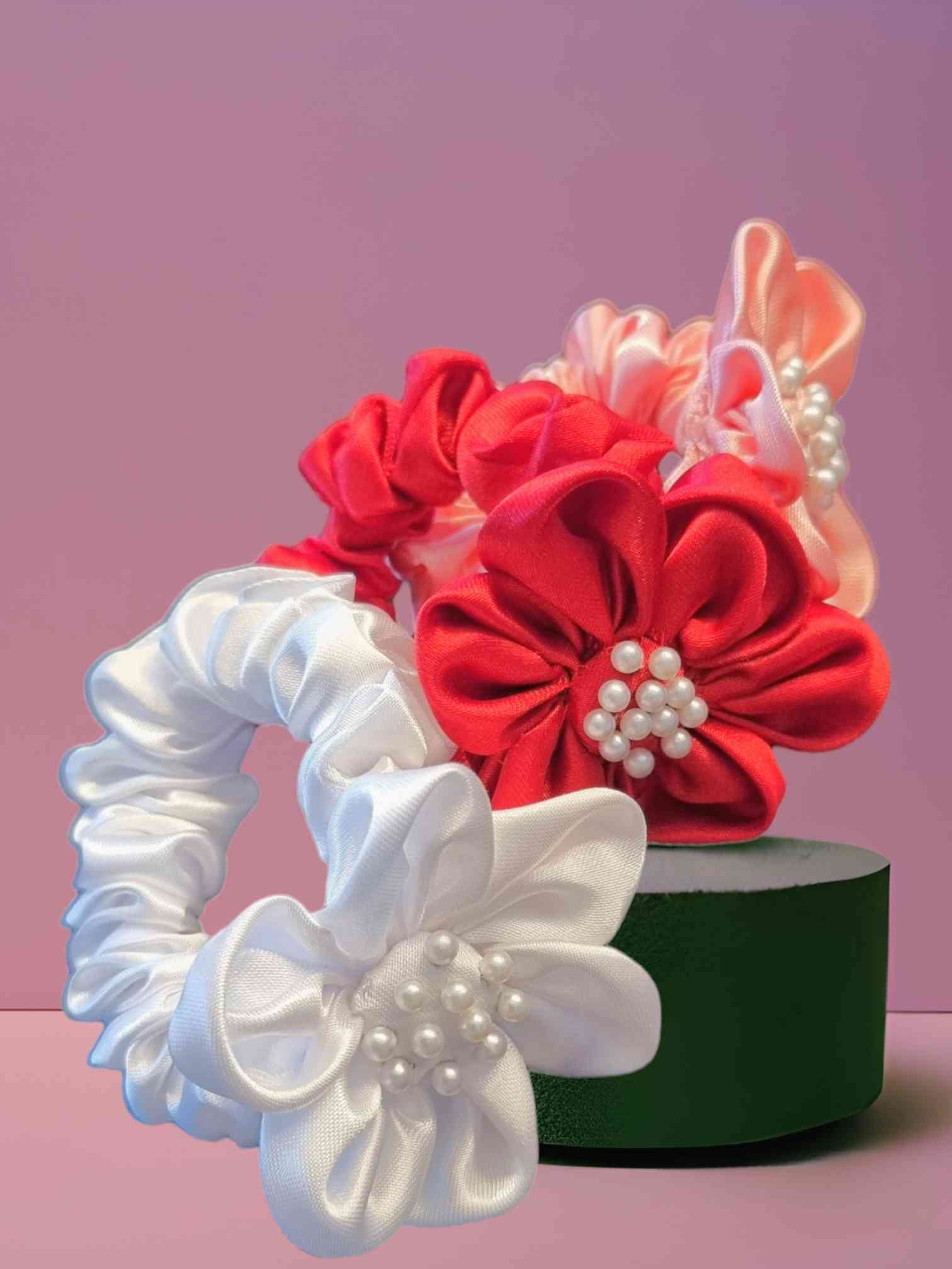 Scrunchie Satinado Pearl Glam | Haargummi Silk Pearl GlamHaargummi Satin Pearl ¡El Scrunchie Satinado Pearl Glam es el complemento perfecto para un look glamuroso! Un coletero elástico con forma flor con perlas decorativas. ¡Elegante, sofisticado y versát