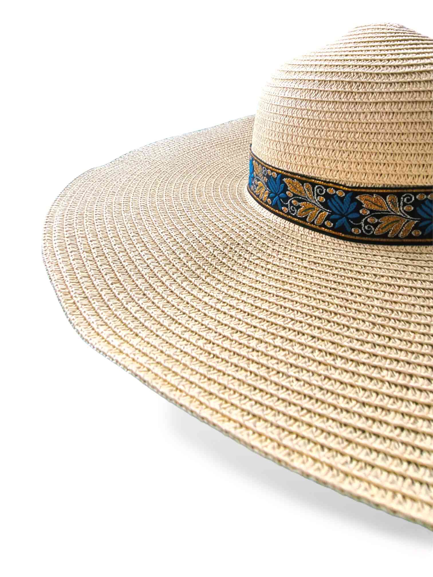 Sombrero Verano Beige Azara | Sommerhut DamenSombrero de verano beige Azara ¡Alegra tu verano con el sombrero Azara! Un sombrero divertido para mujer con un estilo único. Color crema con cinta a contraste en tonos dorado, azul y un fondo negro. Este sombr