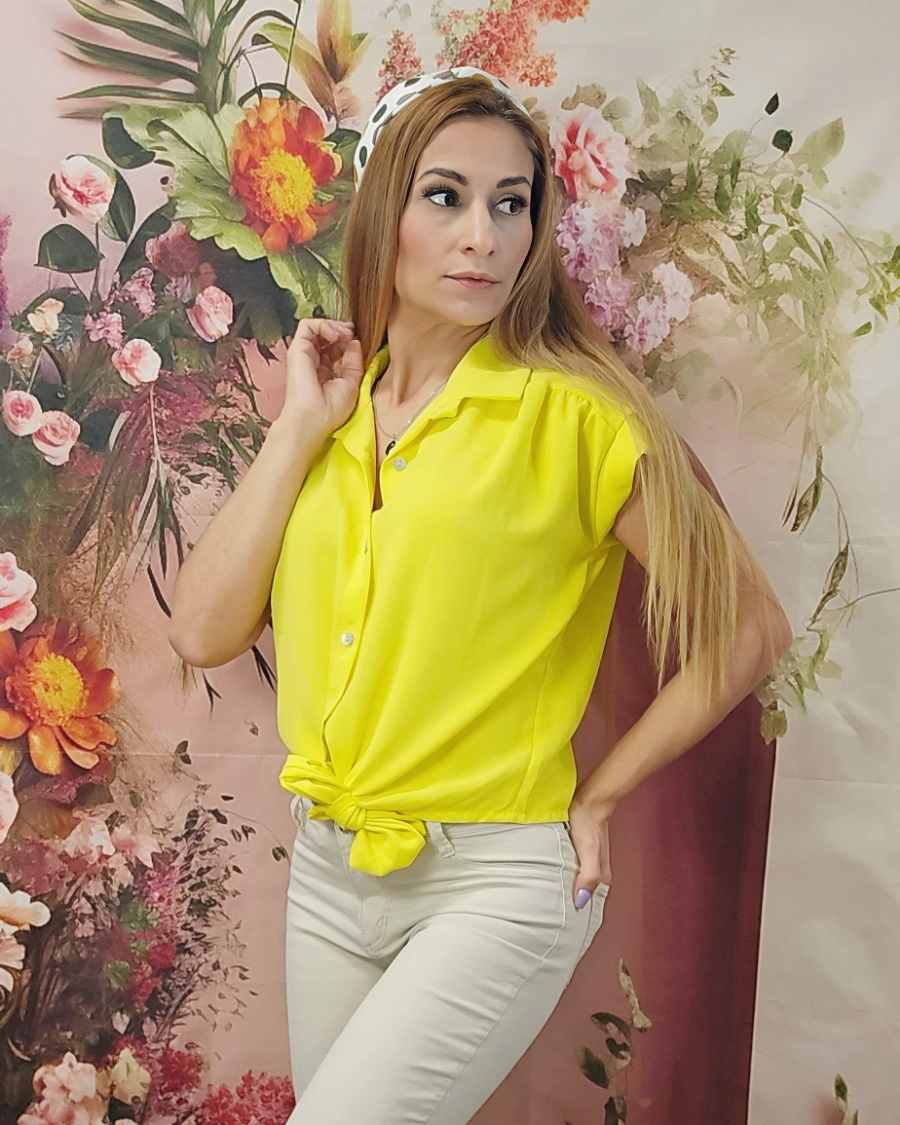 Blusa Nudo AmarillaLa Blusa Nudo es perfecta para las amantes de la moda y el estilo elegante. Con su diseño anudado y botones dorados, esta blusa resalta tu figura y te dará un toque de exclusividad. Su manga estilo murciélago es ideal para cualquier oca