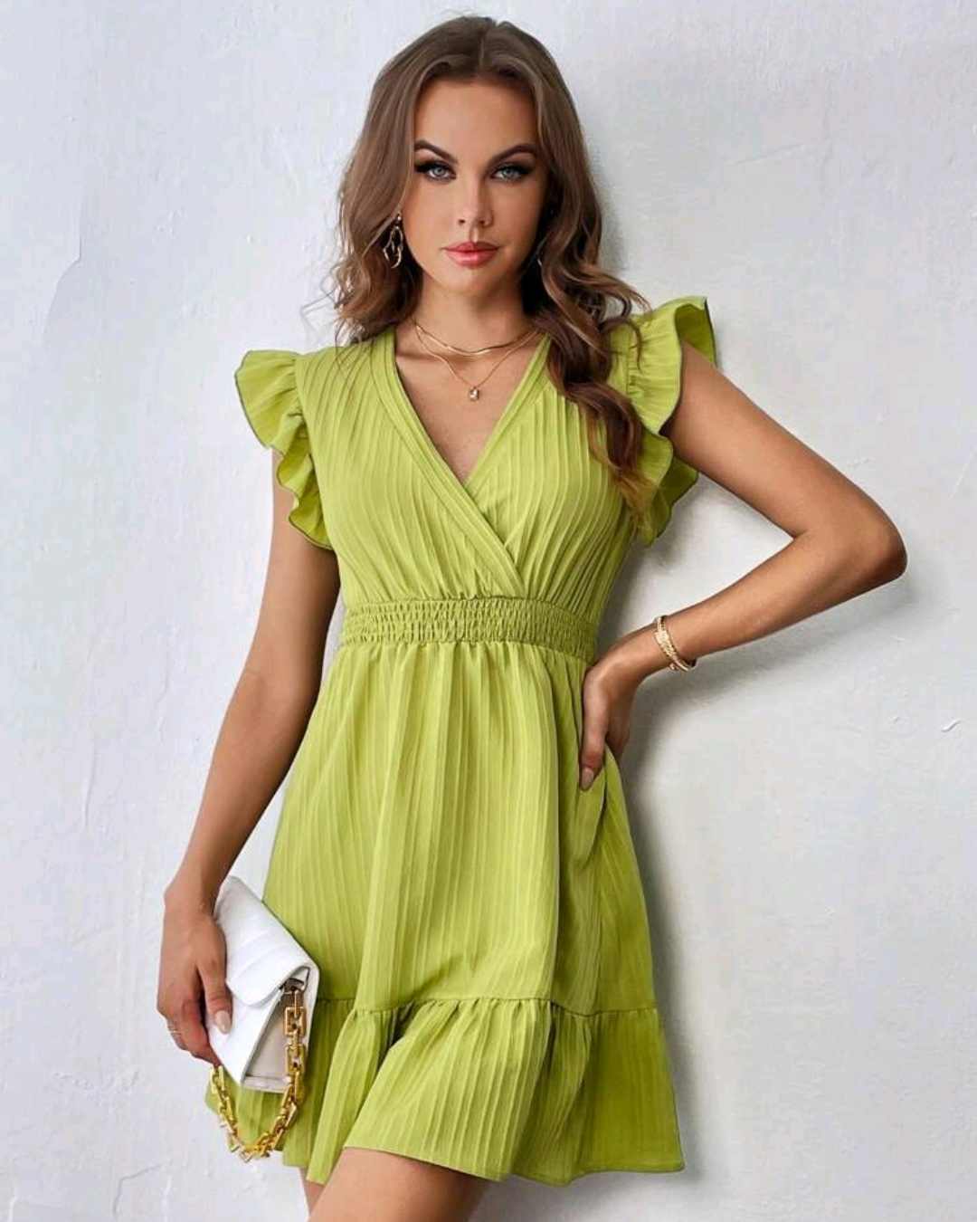 Vestido Volante KarenVestido manga con volante Karen Este vestido es ideal para los días veraniegos. Puedes usarlo con o sin cinturon para crear diferente looks. Manga de volante. Material Poliéster Talla S/M : Pecho hasta 95cm Largo 86cm Talla M/L: Pecho