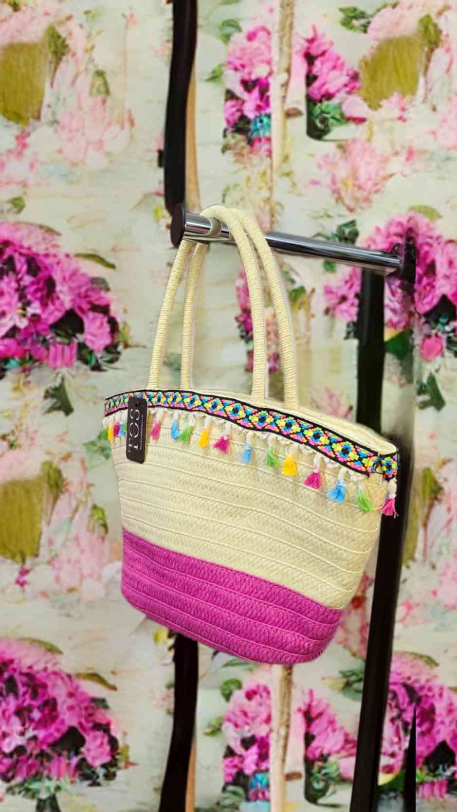 Bolso Capazo AlexandraBolso capazo verano ¡Con el bolso capazo Alexandra el verano será aún más brillante! Creado para la playa, un día de compras o para un picnic en el lago. Cuenta con un único bolsillo interior y una cinta decorativa con pompones. ¡Lle