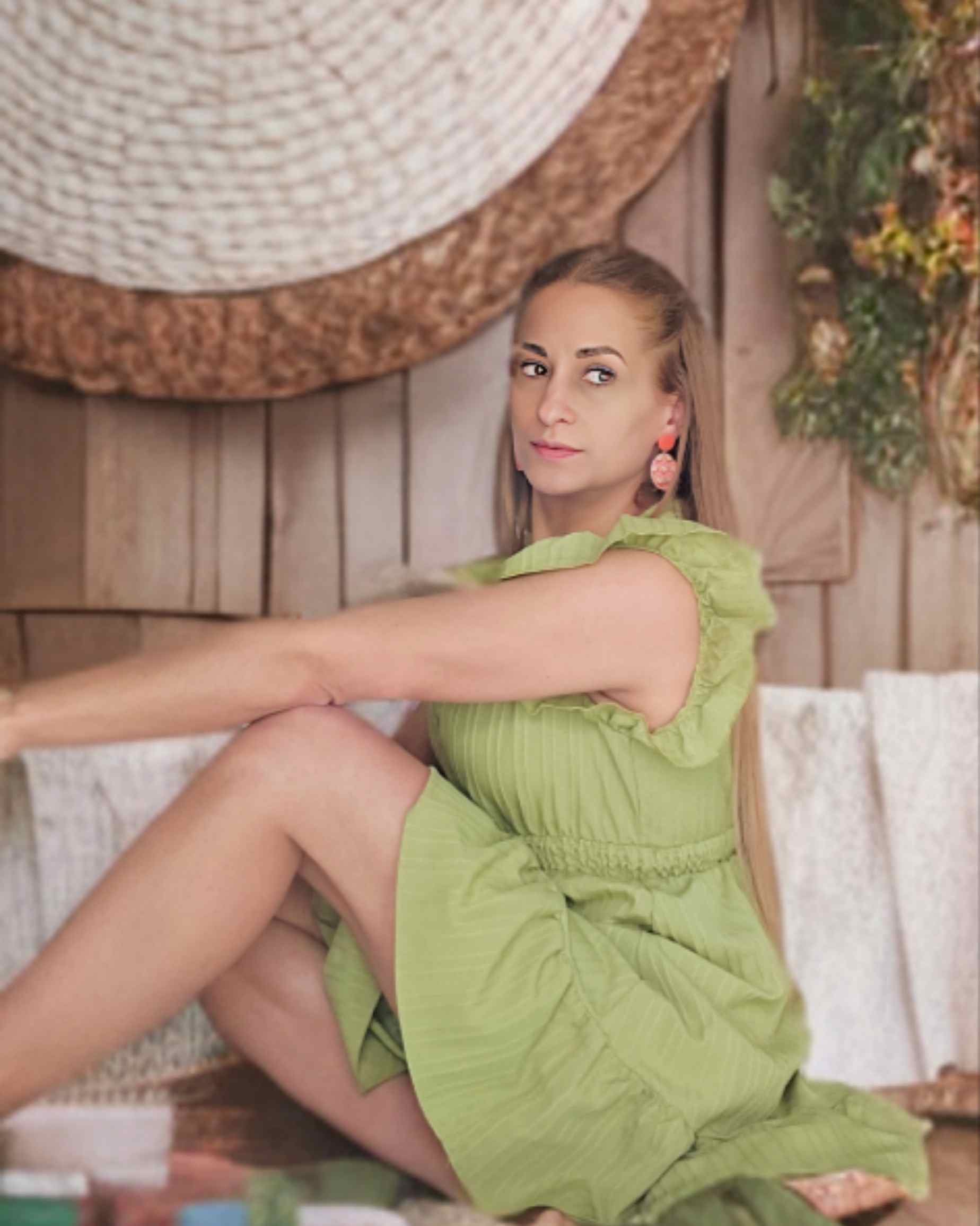 Vestido Volante KarenVestido manga con volante Karen Este vestido es ideal para los días veraniegos. Puedes usarlo con o sin cinturon para crear diferente looks. Manga de volante. Material Poliéster Talla S/M : Pecho hasta 95cm Largo 86cm Talla M/L: Pecho