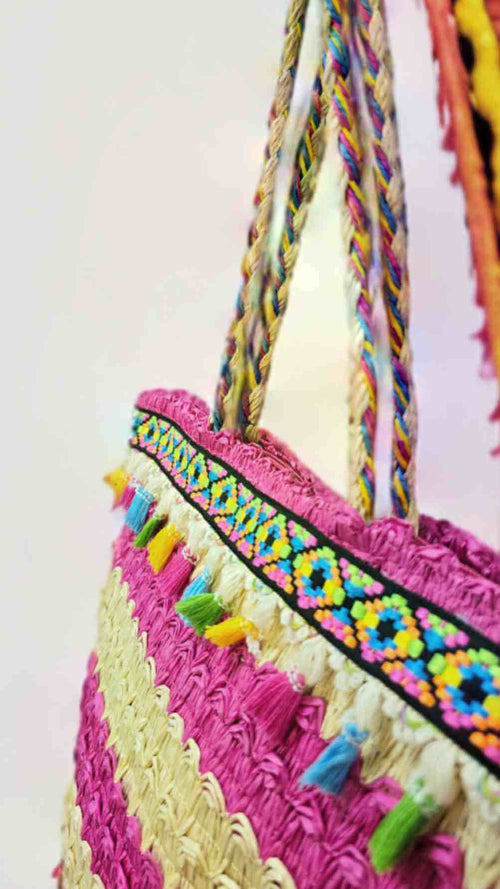 Bolso Verano CalettaBolso verano Valetta El bolso de verano Caletta es ideal para complementar tu estilo en la temporada estival. Con su diseño rectangular estilo rafia, bolsillo interior y forro, es perfecto para llevar tus pertenencias de manera organiz