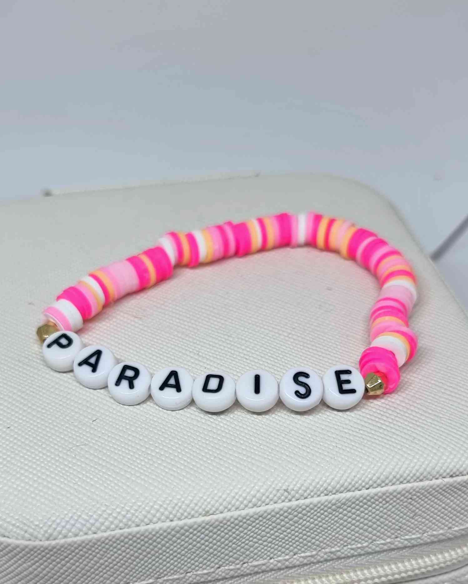 Pulsera Elastica Cuentas | Sommer ArmbandDale un toque único a tu look con nuestra pulsera elástica ! Esta hermosa pulsera hecha a mano está inspirada en el verano, con sus preciosas cuentas y palabras motivadoras para lucir bella y elevar tu look. ¡Es el
