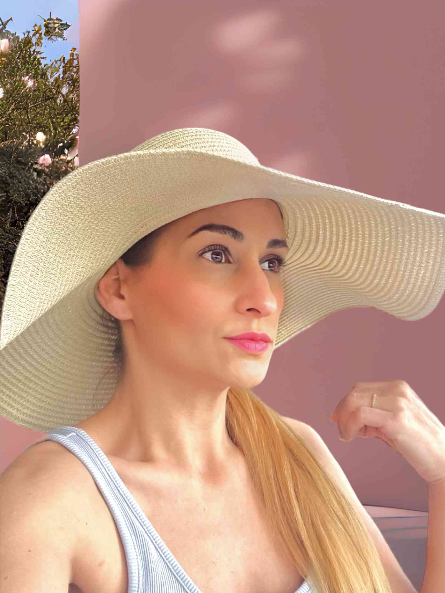 Sombrero Verano Beige Azara | Sommerhut DamenSombrero de verano beige Azara ¡Alegra tu verano con el sombrero Azara! Un sombrero divertido para mujer con un estilo único. Color crema con cinta a contraste en tonos dorado, azul y un fondo negro. Este sombr