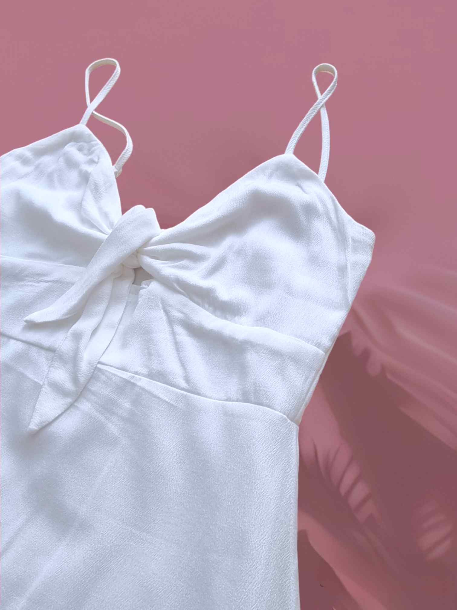 Vestido verano bassa beach¡Prepárate para triunfar este verano con el vestido Bassa Beach! Diseñado con una lujosa lazada en el pecho y tela efecto gasa con forro interior para mayor comodidad. Su cremallera lateral escondida te permite el ajuste perfecto