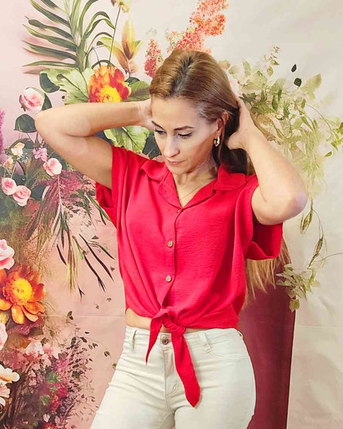 Blusa Nudo RojoLa Blusa Nudo es perfecta para las amantes de la moda y el estilo elegante. Con su diseño anudado y botones dorados, esta blusa resalta tu figura y te dará un toque de exclusividad. Su manga estilo murciélago es ideal para cualquier ocasión