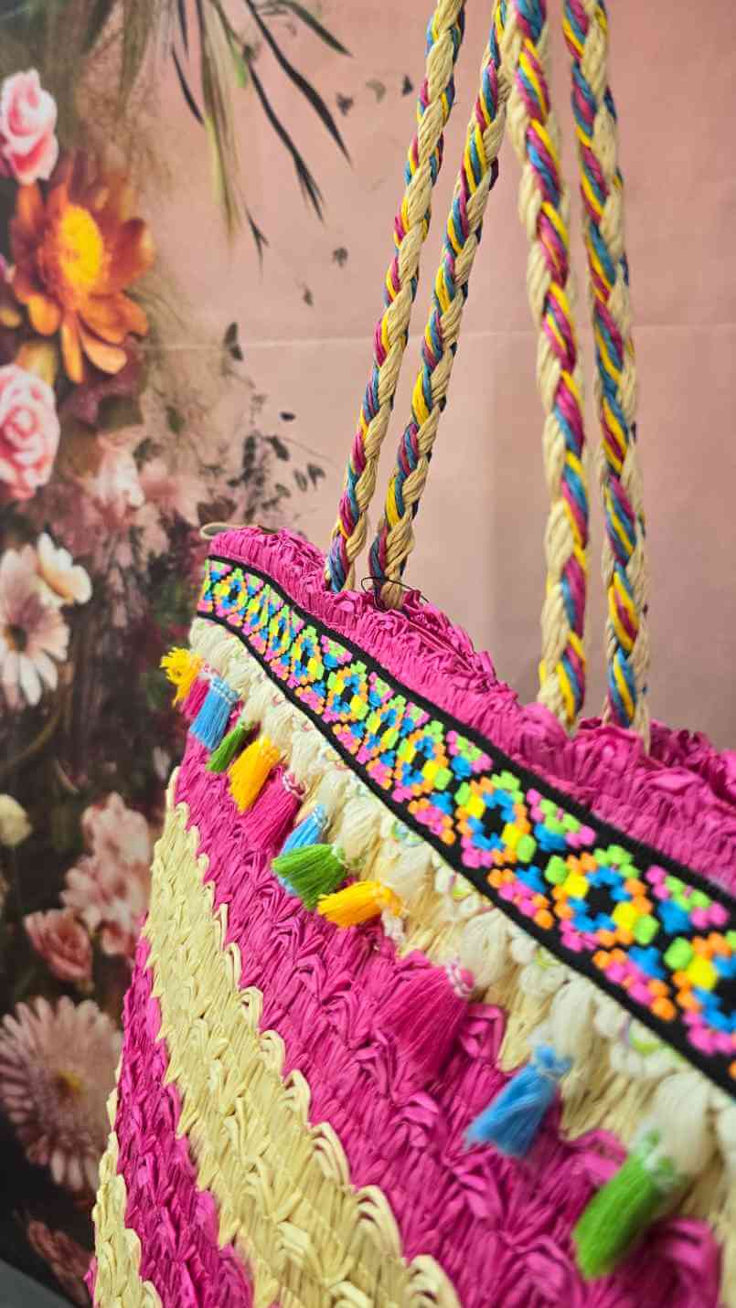 Bolso Verano CalettaBolso verano Valetta El bolso de verano Caletta es ideal para complementar tu estilo en la temporada estival. Con su diseño rectangular estilo rafia, bolsillo interior y forro, es perfecto para llevar tus pertenencias de manera organiz