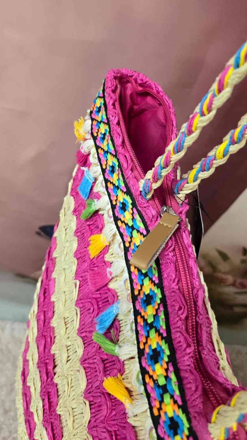 Bolso Verano CalettaBolso verano Valetta El bolso de verano Caletta es ideal para complementar tu estilo en la temporada estival. Con su diseño rectangular estilo rafia, bolsillo interior y forro, es perfecto para llevar tus pertenencias de manera organiz