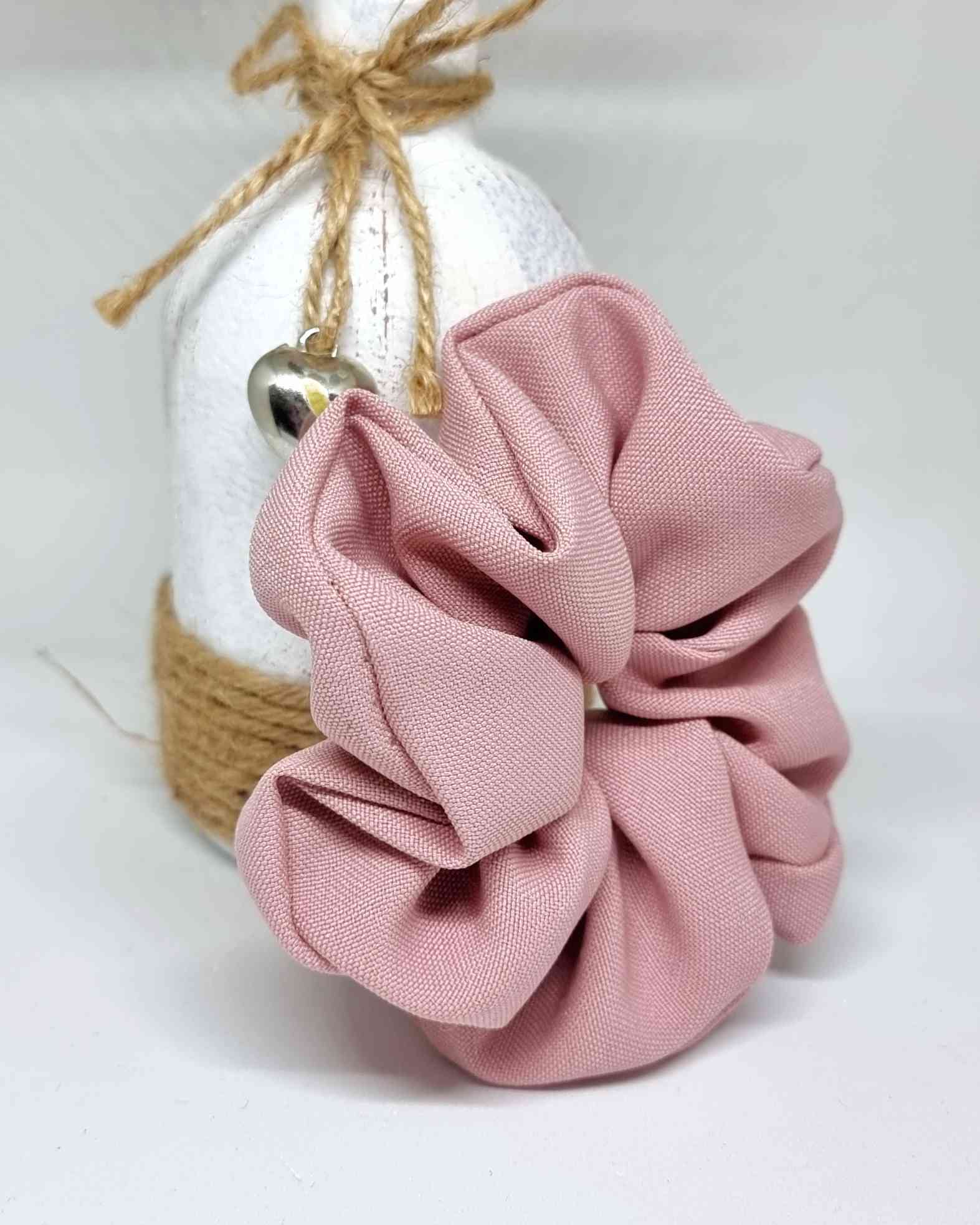 Scrunchie Basico RosaColetero Tela Rosa El Scrunchie básico rosa es un coletero de 12 cm hecho a mano con tono muy elegante. Sus materiales de primera calidad lo convierten en un gran aliado para cuidar tu cabello y mantenerlo sano. Su look sublime no pas