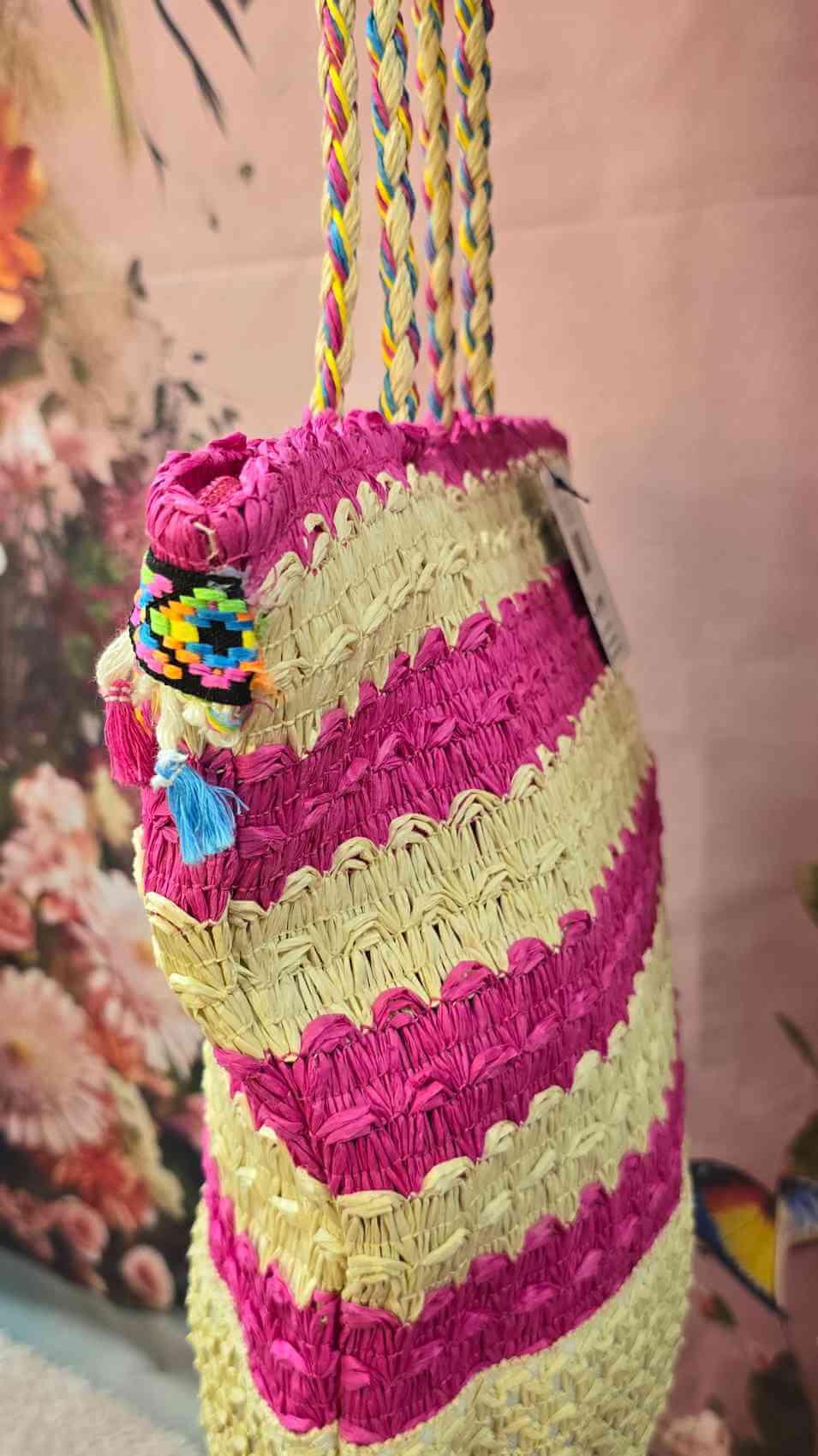 Bolso Verano CalettaBolso verano Valetta El bolso de verano Caletta es ideal para complementar tu estilo en la temporada estival. Con su diseño rectangular estilo rafia, bolsillo interior y forro, es perfecto para llevar tus pertenencias de manera organiz