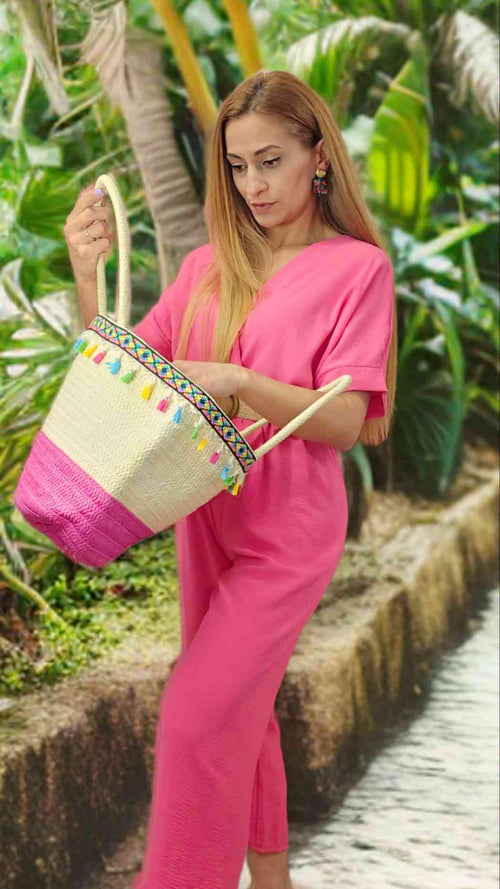 Bolso Capazo AlexandraBolso capazo verano ¡Con el bolso capazo Alexandra el verano será aún más brillante! Creado para la playa, un día de compras o para un picnic en el lago. Cuenta con un único bolsillo interior y una cinta decorativa con pompones. ¡Lle