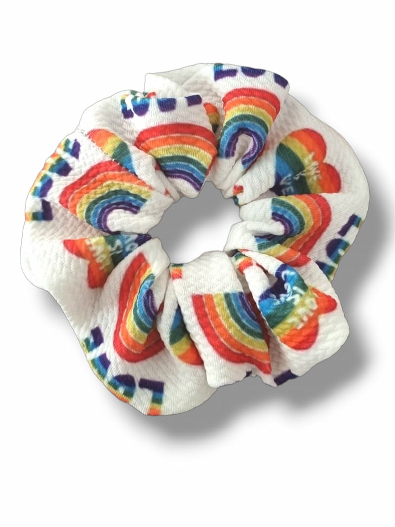 Scrunchie Love Is Love Handmade - Arco IrisScrunchie Love is Love Pride Unirse al amor con el Scrunchie Love Is Love es tendencia! Disponible en dos tamaños: infantil (9 cm) y adulto (12 cm). Esta edición especial está hecha a mano con un hermoso arcoíris