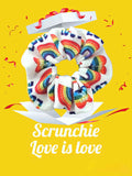 Scrunchie Love Is Love Handmade - Arco IrisScrunchie Love is Love Pride Unirse al amor con el Scrunchie Love Is Love es tendencia! Disponible en dos tamaños: infantil (9 cm) y adulto (12 cm). Esta edición especial está hecha a mano con un hermoso arcoíris