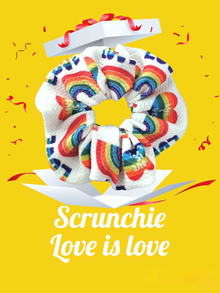 Scrunchie Love Is Love Handmade - Arco IrisScrunchie Love is Love Pride Unirse al amor con el Scrunchie Love Is Love es tendencia! Disponible en dos tamaños: infantil (9 cm) y adulto (12 cm). Esta edición especial está hecha a mano con un hermoso arcoíris