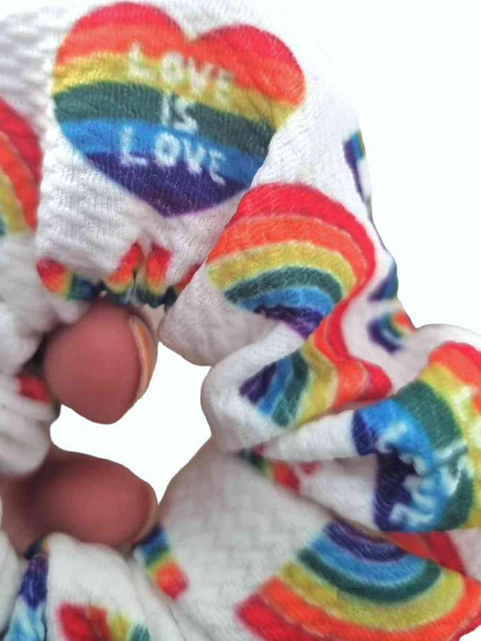 Scrunchie Love Is Love Handmade - Arco IrisScrunchie Love is Love Pride Unirse al amor con el Scrunchie Love Is Love es tendencia! Disponible en dos tamaños: infantil (9 cm) y adulto (12 cm). Esta edición especial está hecha a mano con un hermoso arcoíris