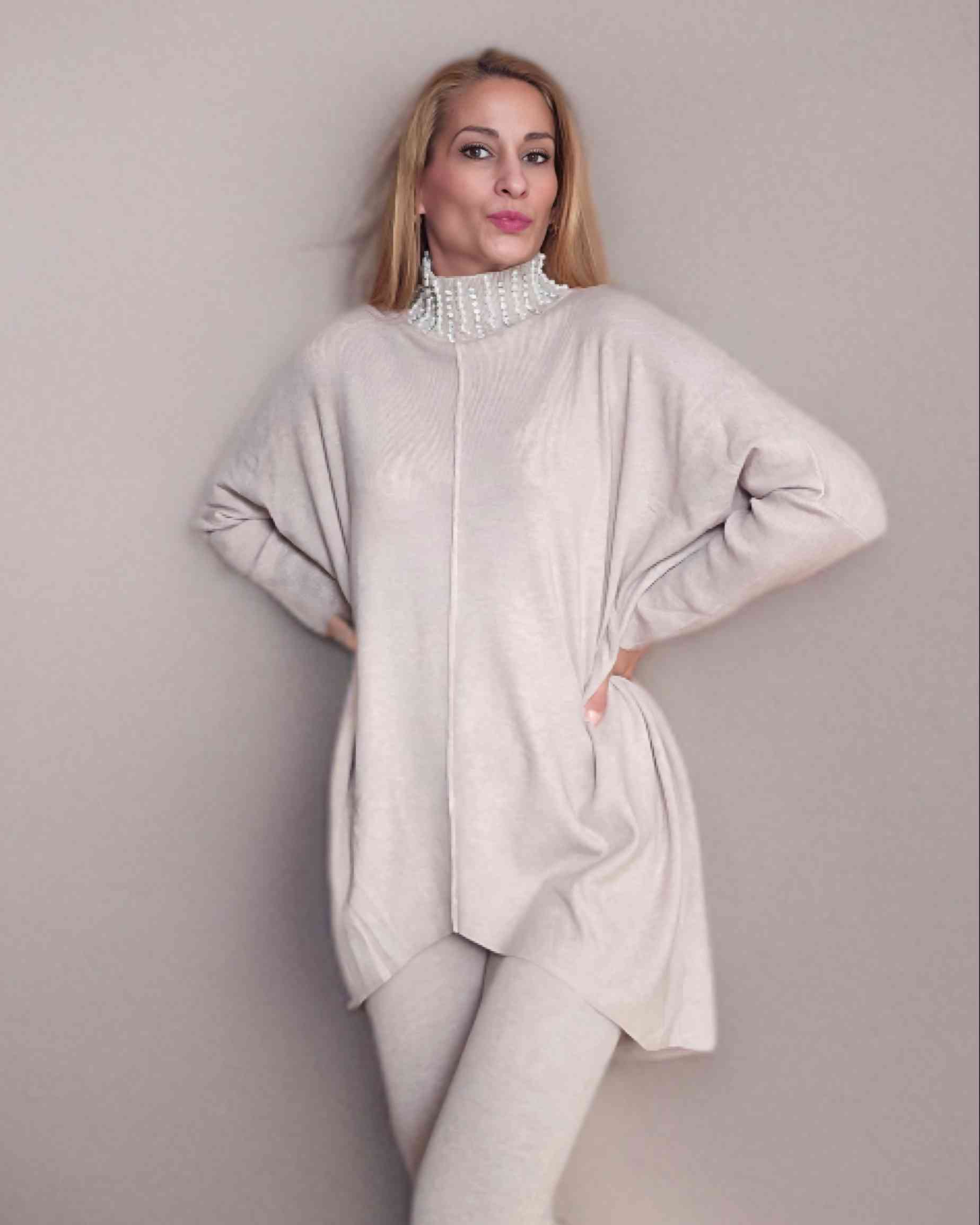 Set Strick Jersey con leggins punto- Taupe¡Mantén un aspecto elegante y confortable con nuestro conjunto de Jersey con cuello decorado con brillantes y leggins de punto. Talla unica desde XS hasta 2XL, la elasticidad del leggin garantiza comodidad sin tra