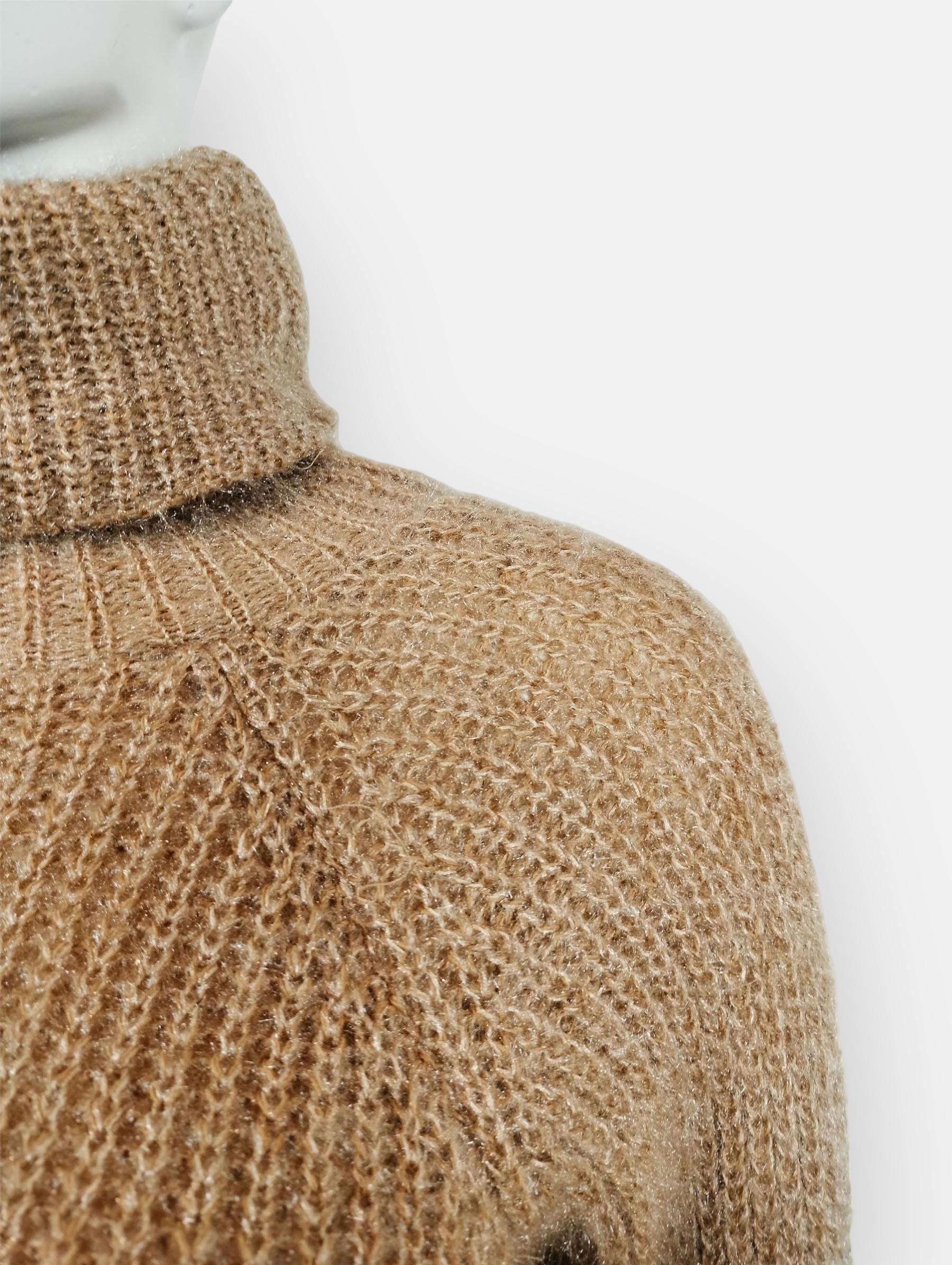 Vestido punto YverdonEste vestido de punto cuenta con un elegante cuello alto y puños ajustados, brindando máxima comodidad y estilo. Hecho de un suave y cálido material, es perfecto para cualquier ocasión y te mantendrá abrigada en los días fríos. Disfru