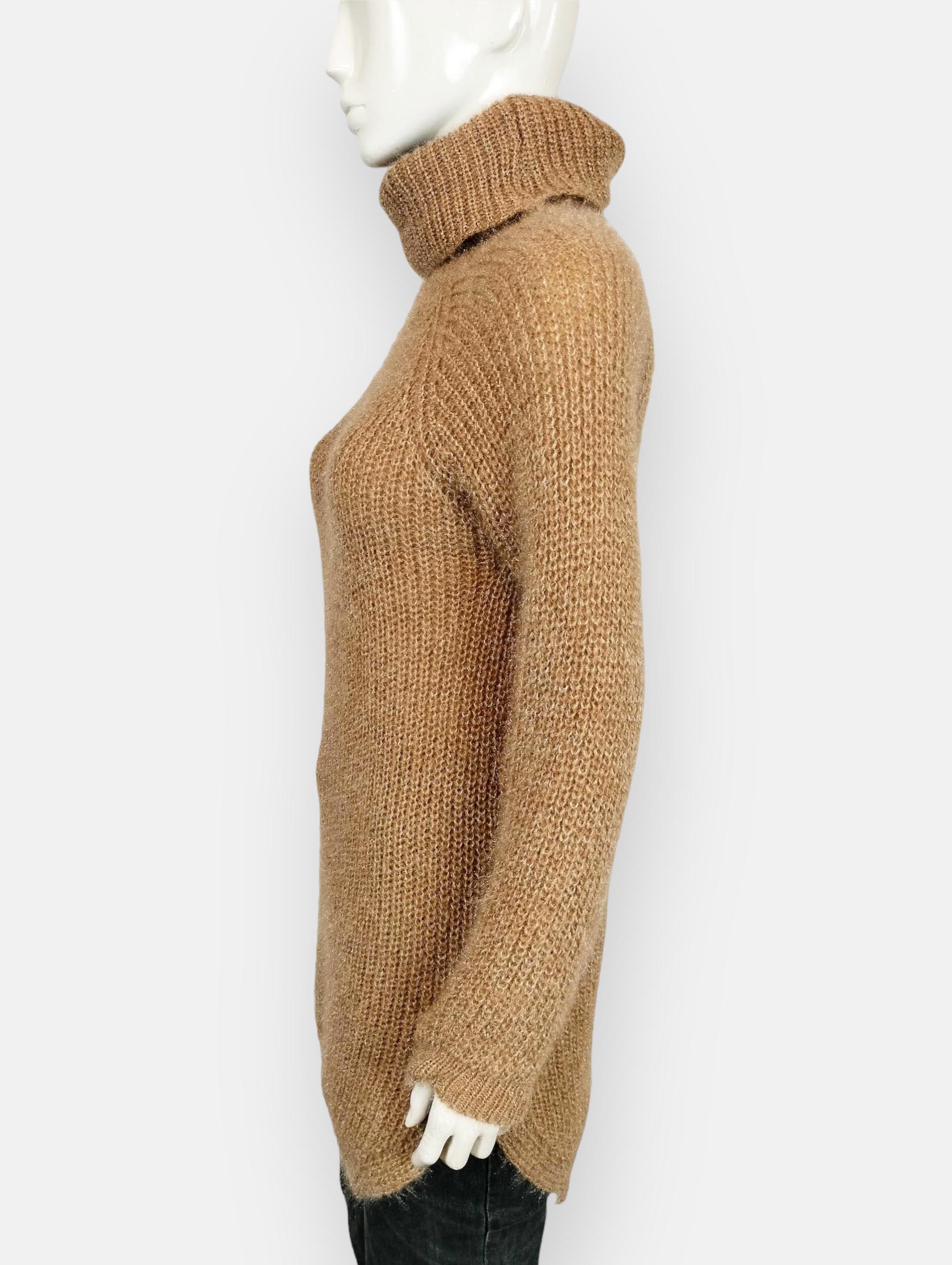 Vestido punto YverdonEste vestido de punto cuenta con un elegante cuello alto y puños ajustados, brindando máxima comodidad y estilo. Hecho de un suave y cálido material, es perfecto para cualquier ocasión y te mantendrá abrigada en los días fríos. Disfru