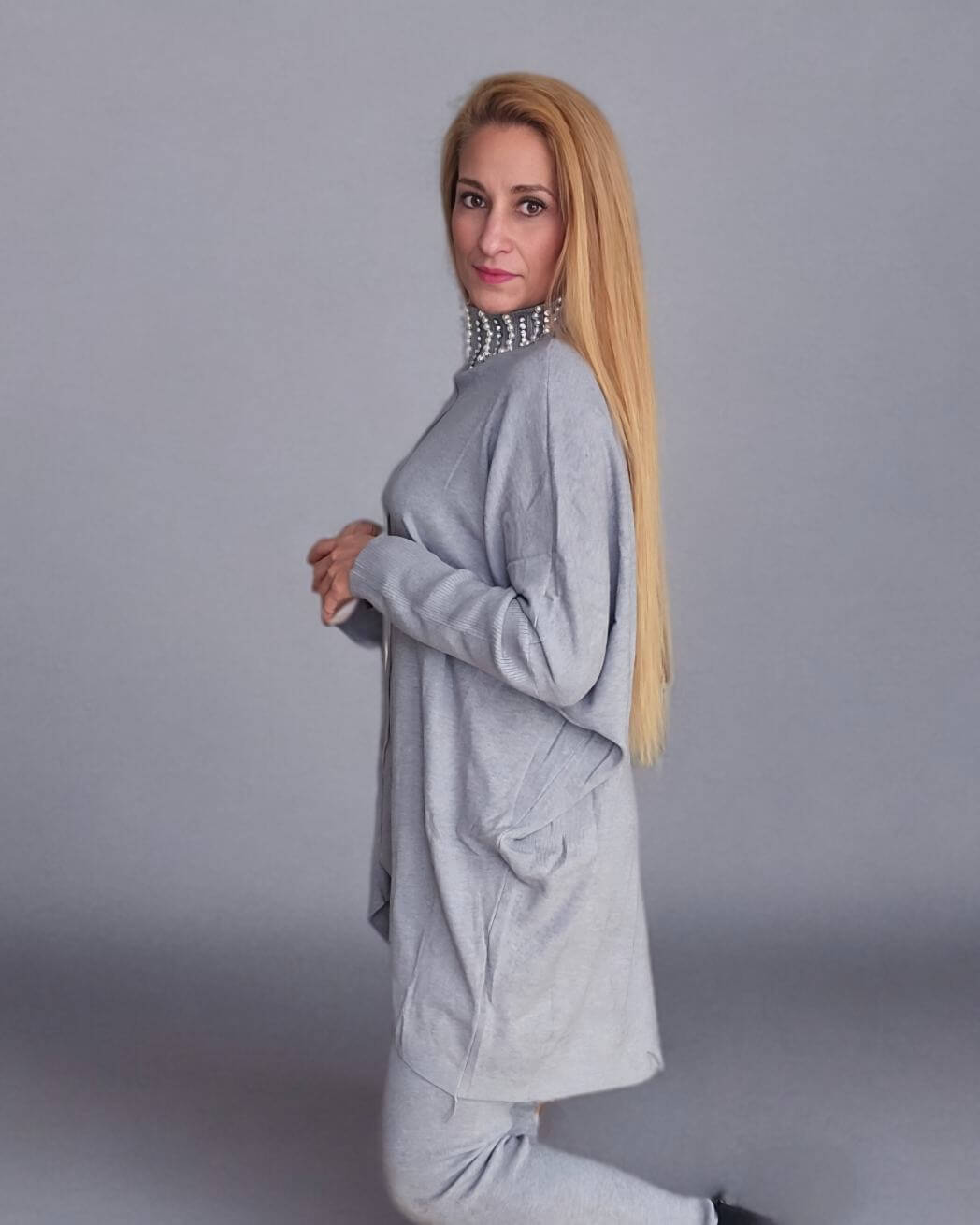 Set Strick Jersey con leggins punto- Gris¡Mantén un aspecto elegante y confortable con nuestro conjunto de Jersey con cuello decorado con brillantes y leggins de punto. Talla unica desde XS hasta 2XL, la elasticidad del leggin garantiza comodidad sin tran