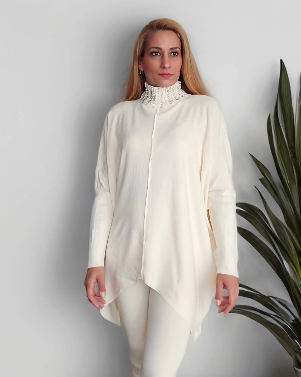 Set Strick Jersey con leggins punto- Crema¡Mantén un aspecto elegante y confortable con nuestro conjunto de Jersey con cuello decorado con brillantes y leggins de punto. Talla unica desde XS hasta 2XL, la elasticidad del leggin garantiza comodidad sin tra