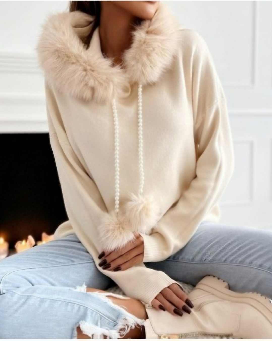 Jersey Perlas Pompon BeigeJersey Pullover Pompon Perlas Jersey estrella de la temporada. El detalle del pelo en la capucha ,los cordones de perlas y los pompones lo hacen único ♡ Puños y cinturilla acanalados. Mucho amor para este invierno! Talla unica S/