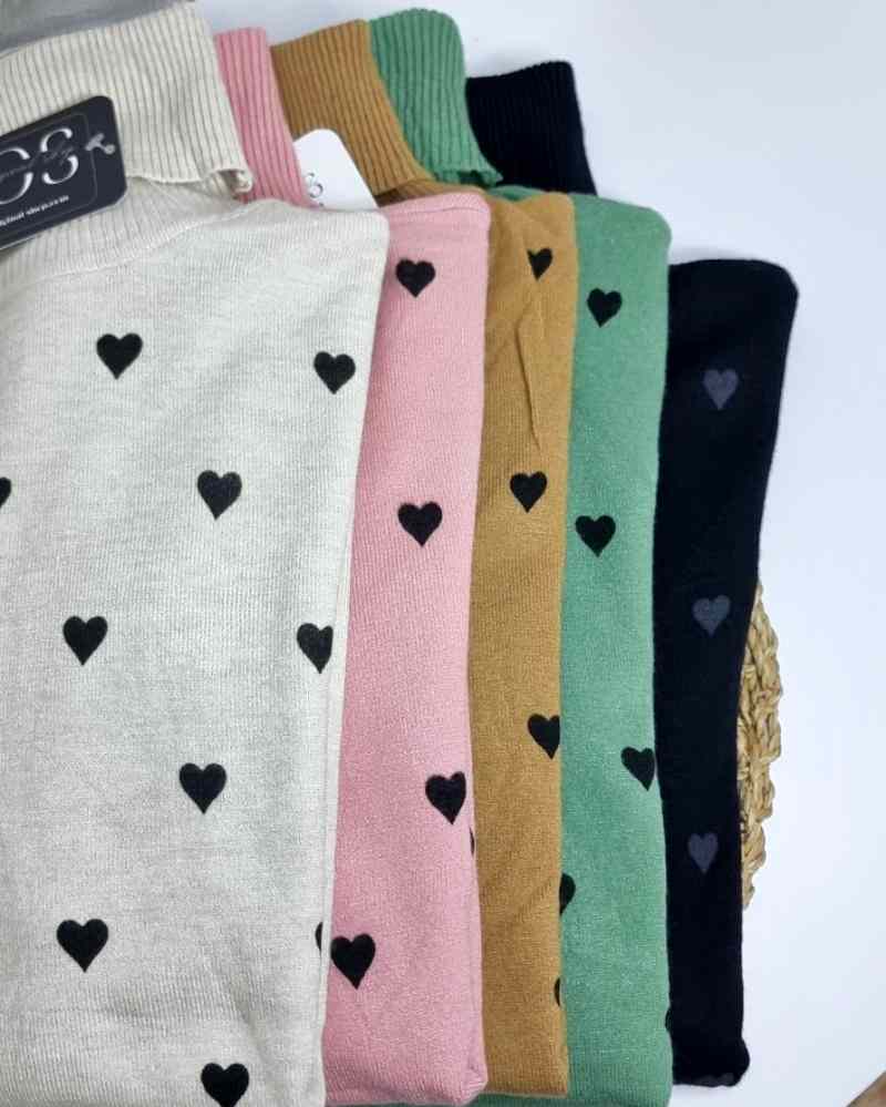 Jersey Corazones Cisne 5 Colores | Feinstrickpullover 5 FarbenEl Jersey Corazones Cisne 5 Colores destaca por el acabado fino y elástico de su tejido que aporta un toque de confort y flexibilidad. Estampado con motivo de corazones adornado y un acogedor c