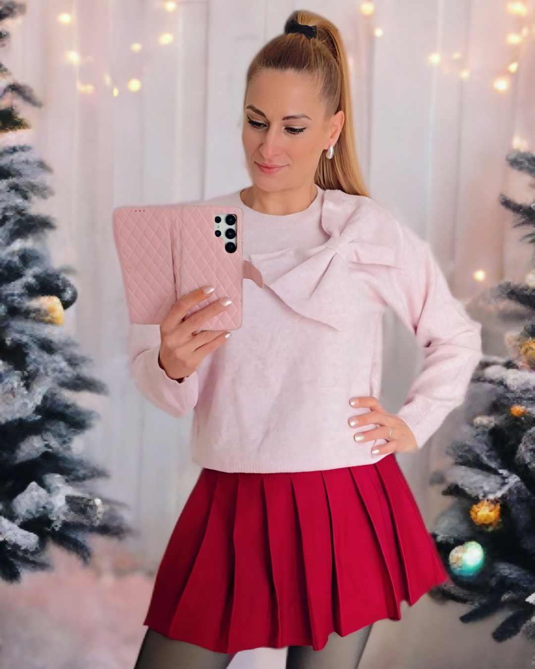 Jersey Pullover Rose LazoPullover Rose Schleife ¡El Jersey con lazo llego! Está hecho de un material suave, acogedor y ofrece una calidez sin límites. Con cuello redondo y lazo grande con pequeños brillos decorativos, tendrás un aspecto único y un ajuste