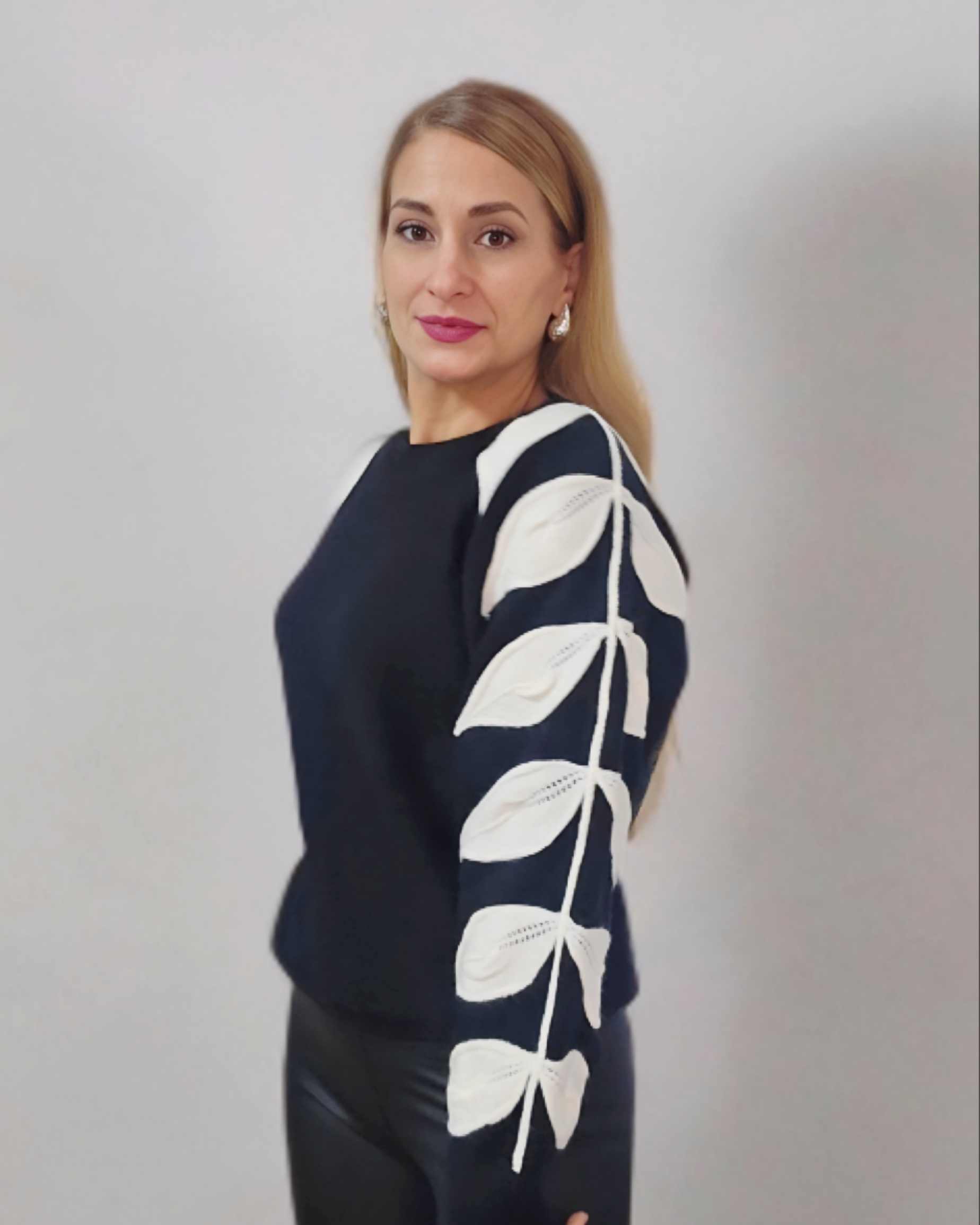 Jersey Hojas Giorgia 3 coloresSuéter hojas Añade un toque de color con nuestros nuevos jerséis con hojas decorativas en las mangas, perfectos para lucir elegante y cómoda en cada ocasión. Haz tu pedido ahora y transforma tu armario y tu look! Talla unica